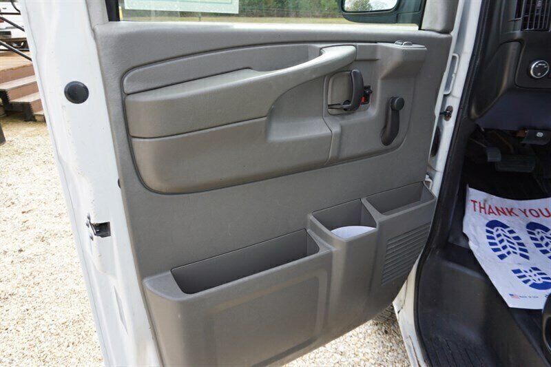 Used 2010 Chevrolet Express 1500 RWD image 18
