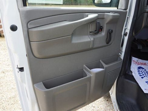 Used 2010 Chevrolet Express 1500 RWD image 18