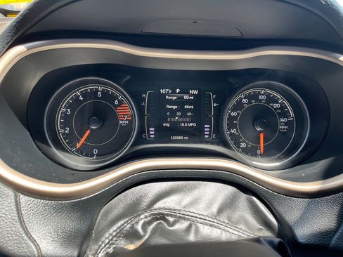 Used 2017 Jeep Cherokee Latitude FWD image 20