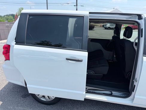 Used 2019 Dodge Grand Caravan SE w/ UConnect Hands-Free Group FWD image 21