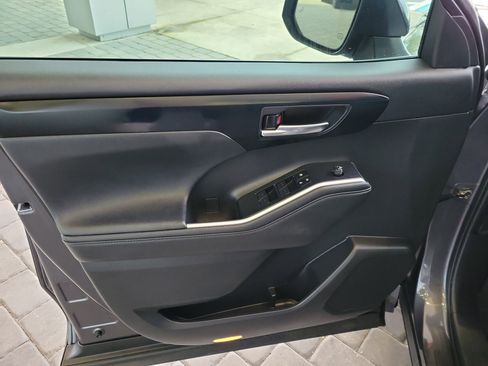 Used 2024 Toyota Highlander XLE image 10