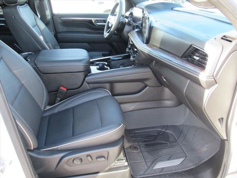 Used 2025 Chevrolet Suburban Premier image 10