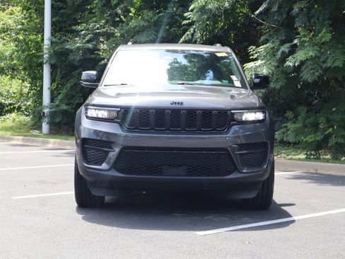 Used 2023 Jeep Grand Cherokee Altitude RWD image 40