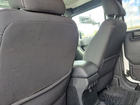 Used 2017 Jeep Wrangler Unlimited Rubicon w/ Connectivity Group image 18