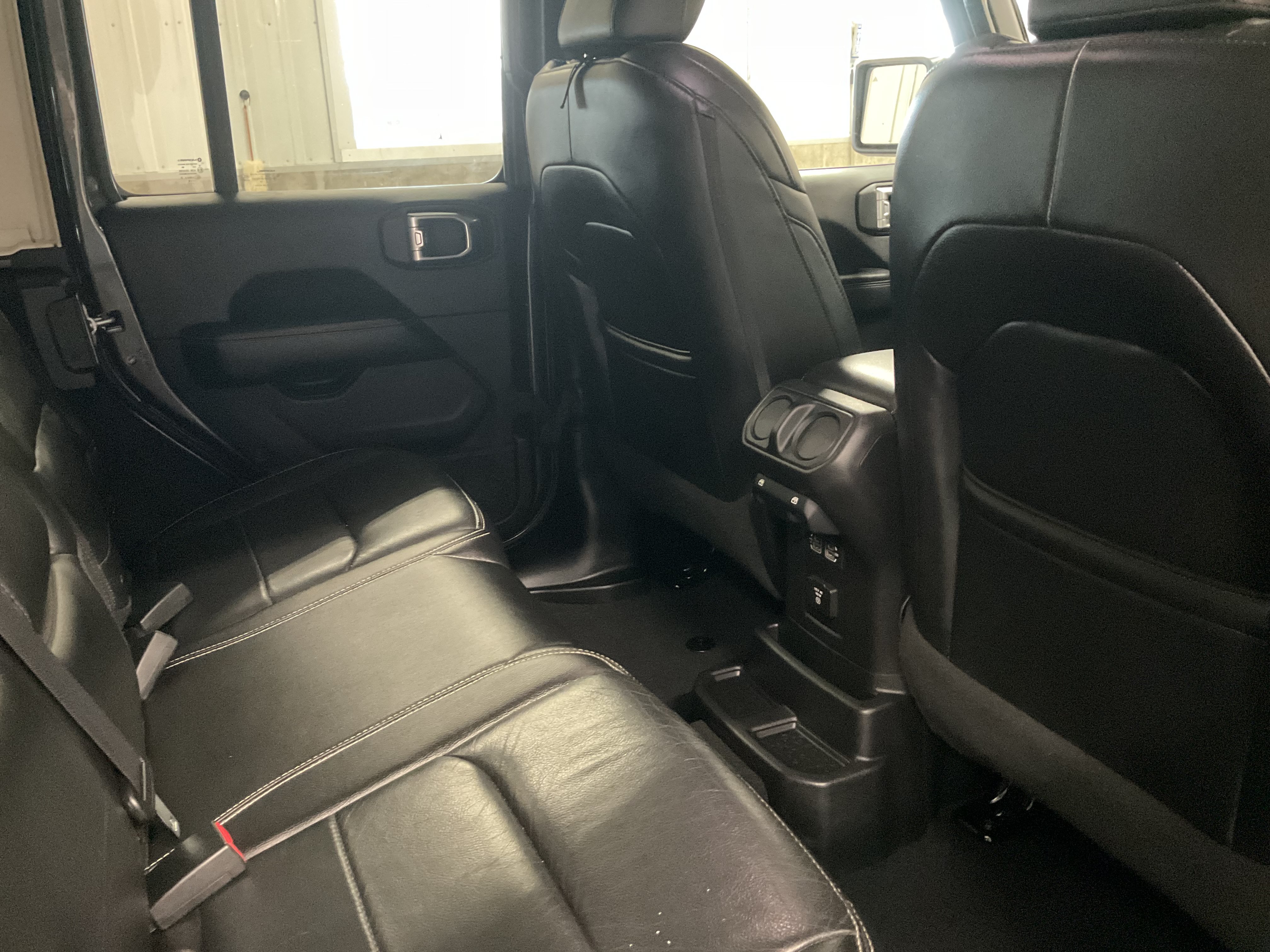 Used 2018 Jeep Wrangler Unlimited Sahara AWD/4WD image 28