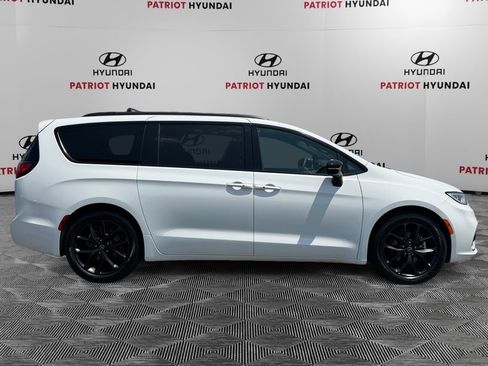 Used 2025 Chrysler Pacifica Limited FWD image 2