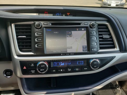Used 2019 Toyota Highlander XLE AWD/4WD image 14