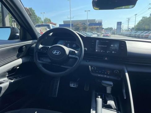 Used 2025 Hyundai Elantra Sport FWD image 17