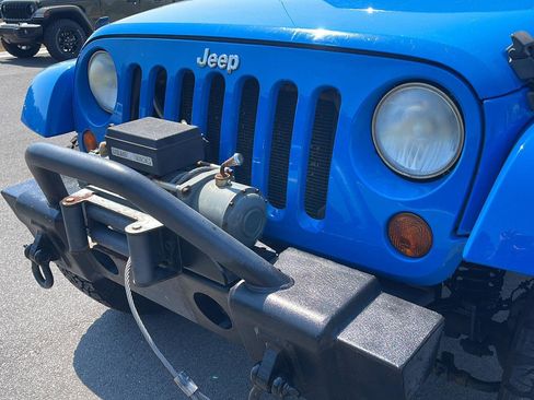Used 2011 Jeep Wrangler Unlimited Sahara w/ Dual Top Group AWD/4WD image 11
