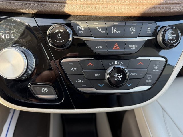 Used 2021 Chrysler Pacifica Touring-L w/ Uconnect Theater Family Group FWD image 26