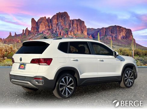 Used 2024 Volkswagen Taos SE FWD image 8