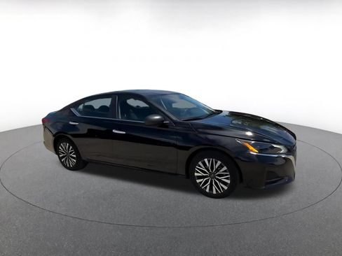 Used 2025 Nissan Altima 2.5 SV FWD image 2