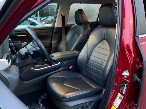 Used 2023 Toyota Highlander XLE image 7