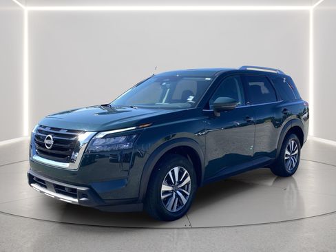 Used 2025 Nissan Pathfinder SL FWD image 1