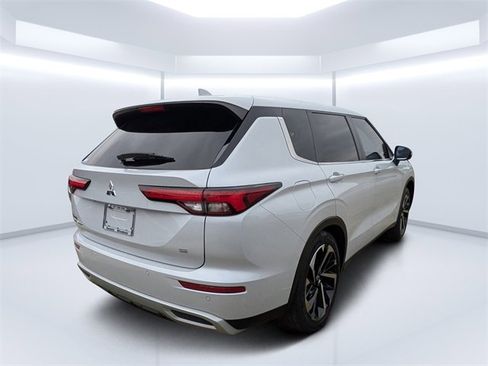 Used 2023 Mitsubishi Outlander SE image 3