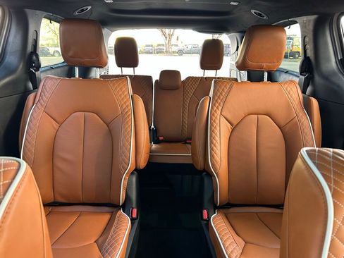 New 2026 Chrysler Pacifica Pinnacle image 14