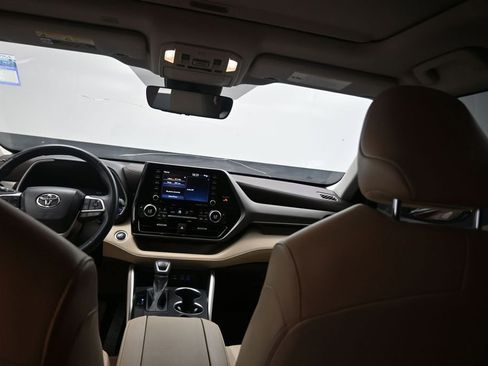 Used 2022 Toyota Highlander XLE FWD image 13