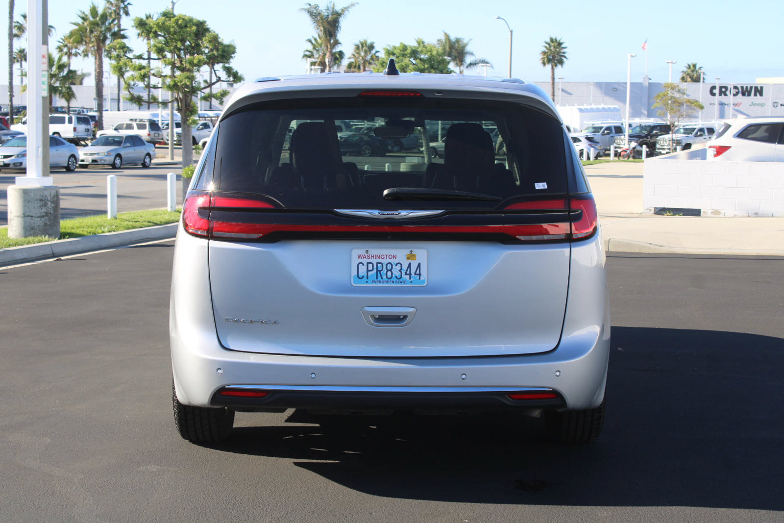 Used 2024 Chrysler Pacifica Touring-L FWD image 5