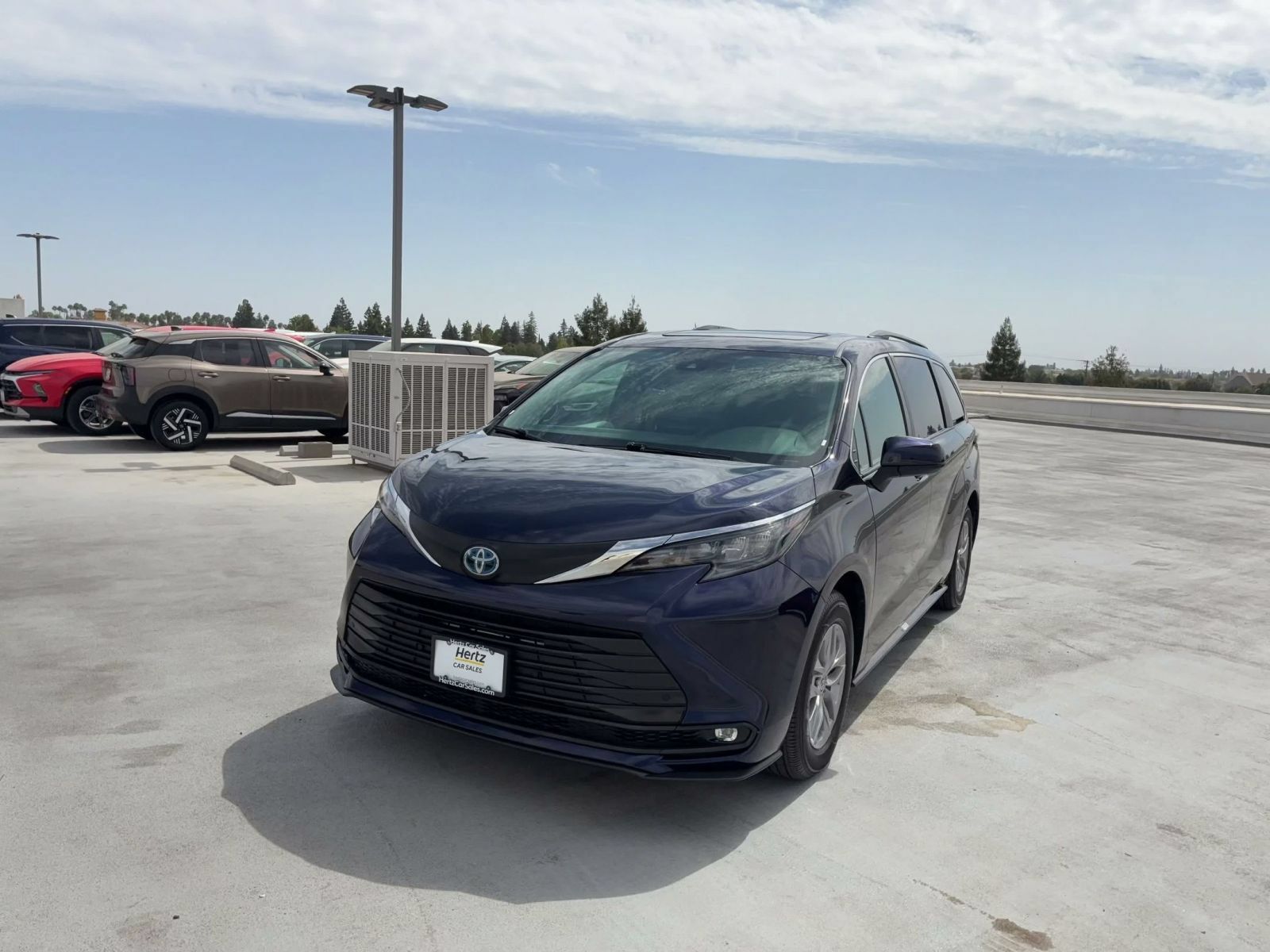 Used 2025 Toyota Sienna XLE FWD image 6