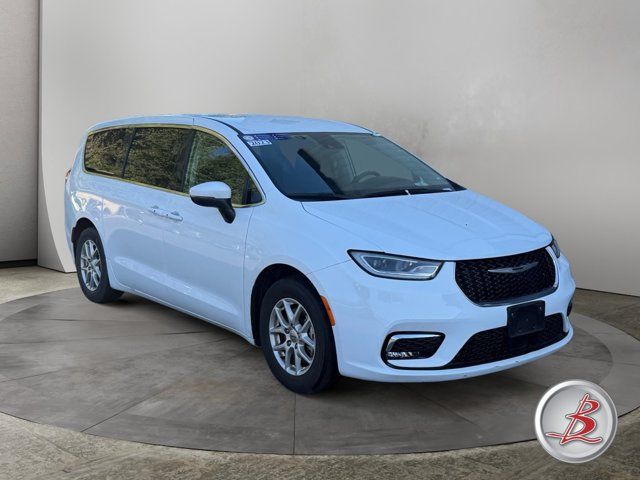 Used 2023 Chrysler Pacifica Touring-L FWD image 1