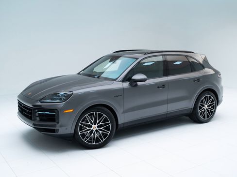 Certified 2025 Porsche Cayenne GTS AWD/4WD image 1
