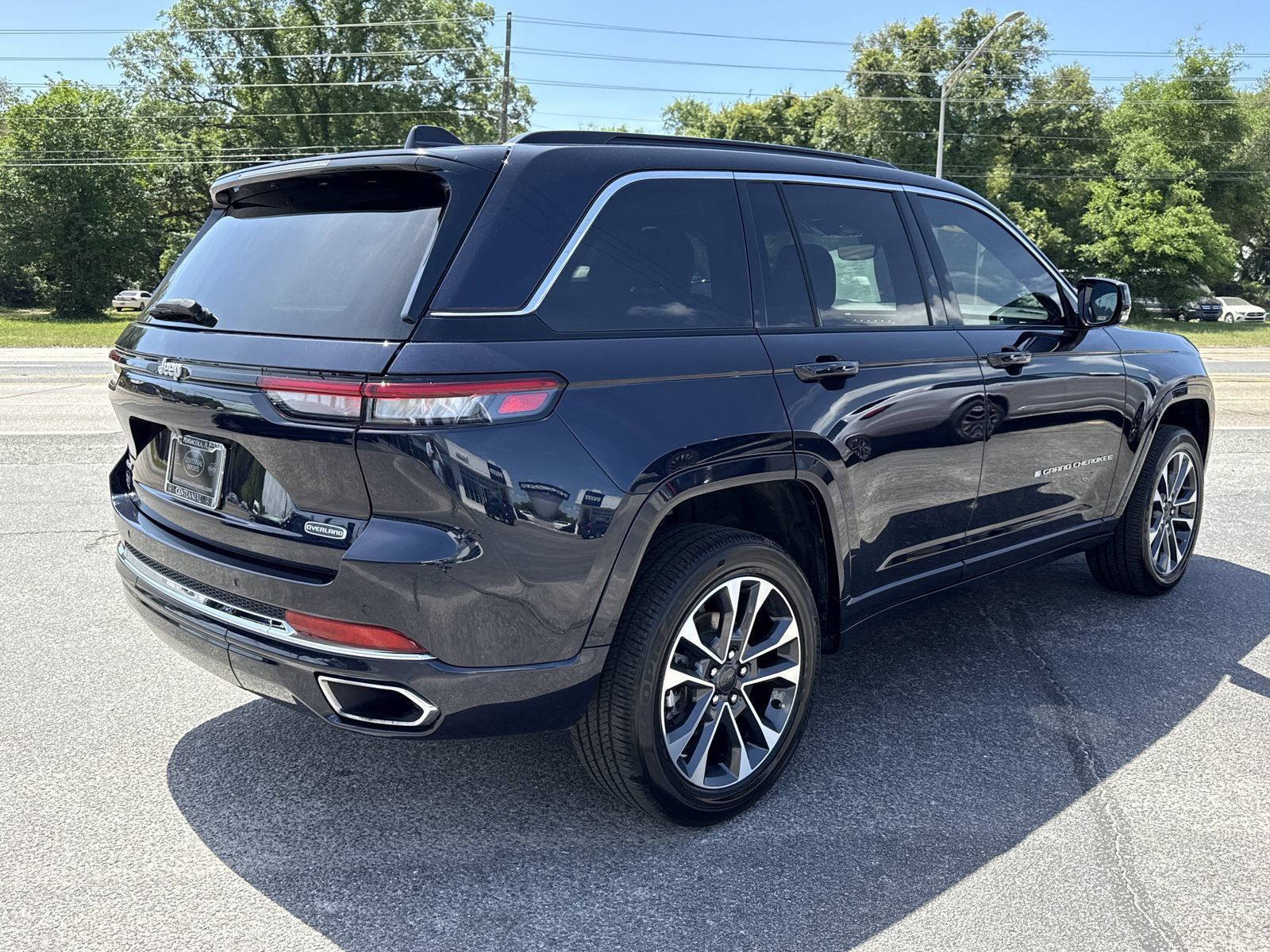Used 2024 Jeep Grand Cherokee Overland AWD/4WD image 5