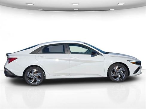 New 2025 Hyundai Elantra SEL image 9