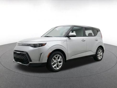 Used 2025 Kia Soul LX w/ LX Technology Package FWD image 3