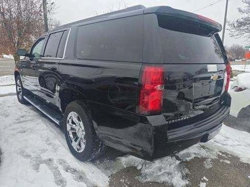 Used 2017 Chevrolet Suburban LT w/ LT Signature Package image 4