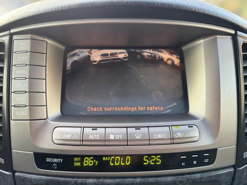 Used 2004 Toyota Land Cruiser image 32