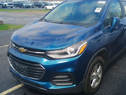 Used 2020 Chevrolet Trax LT w/ LT Convenience Package image 2