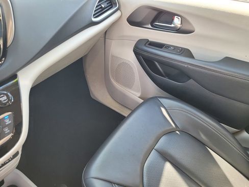 Used 2024 Chrysler Pacifica Touring-L image 12