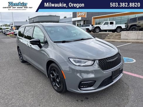 Used 2023 Chrysler Pacifica Limited w/ Uconnect Theater Family Group FWD image 1
