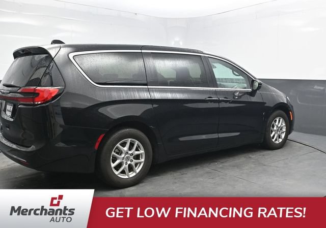 Used 2025 Chrysler Pacifica Select FWD image 8