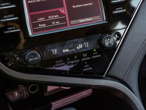 Used 2018 Toyota Camry XLE image 31