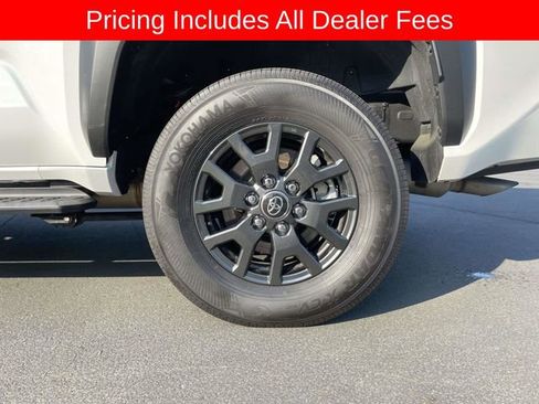 Used 2025 Toyota 4Runner SR5 AWD/4WD image 9