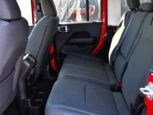 Used 2025 Jeep Wrangler Sahara image 38