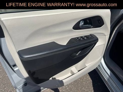 Certified 2024 Chrysler Pacifica Touring-L FWD image 5