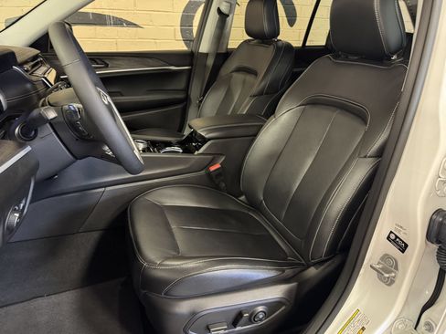 Used 2023 Jeep Grand Cherokee Limited AWD/4WD image 19
