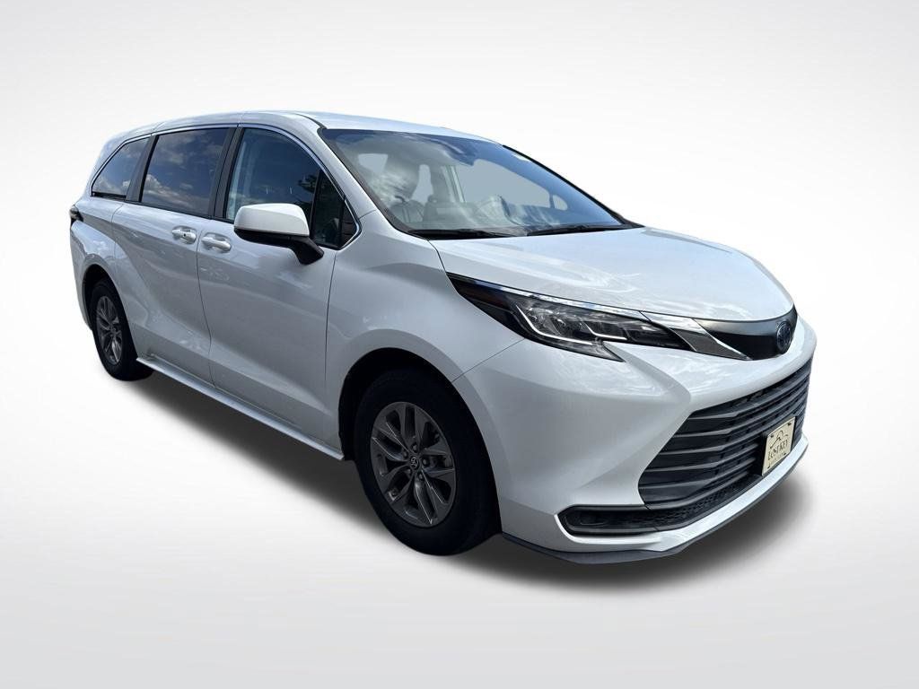 Used 2022 Toyota Sienna LE FWD image 2