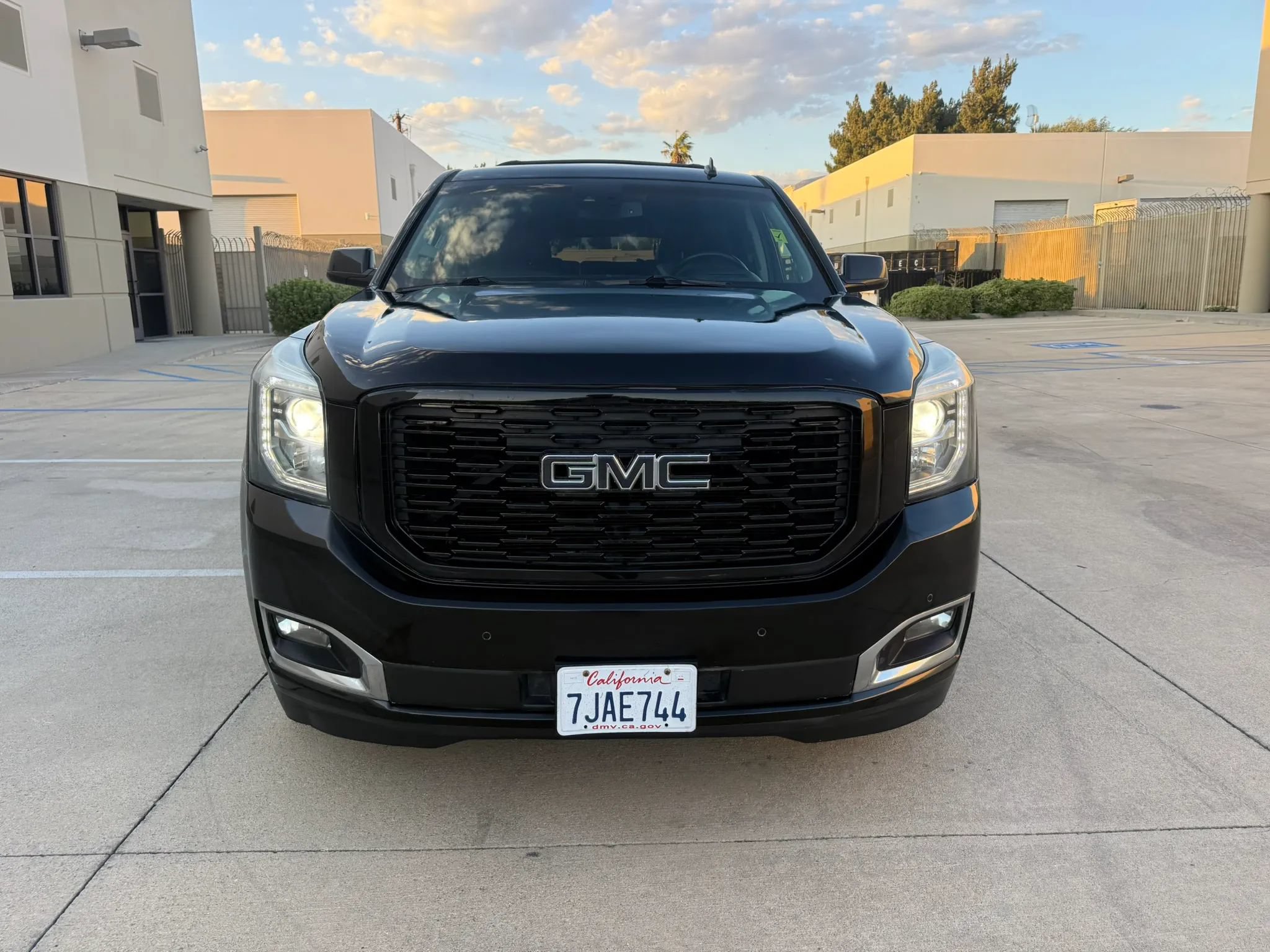 Used 2015 GMC Yukon XL Denali w/ Touring Package AWD/4WD image 3