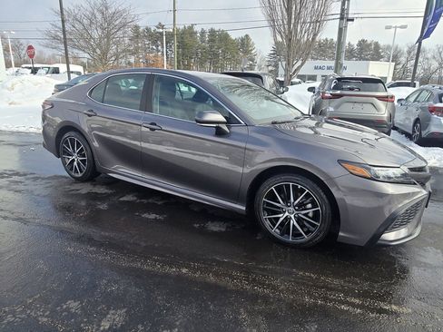 Used 2024 Toyota Camry SE image 9
