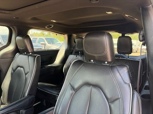 Used 2025 Chrysler Pacifica Limited FWD image 18