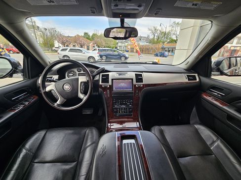 Used 2013 Cadillac Escalade ESV Luxury AWD/4WD image 20
