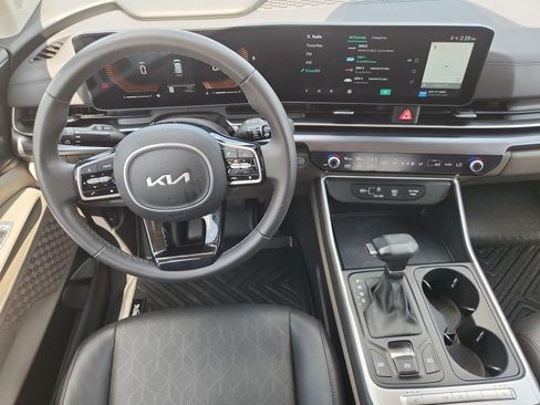 Used 2025 Kia Carnival FWD image 11