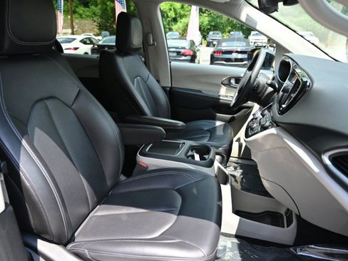 Used 2024 Chrysler Pacifica Touring-L FWD image 21
