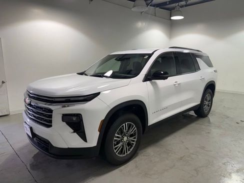 Certified 2024 Chevrolet Traverse LT FWD image 3