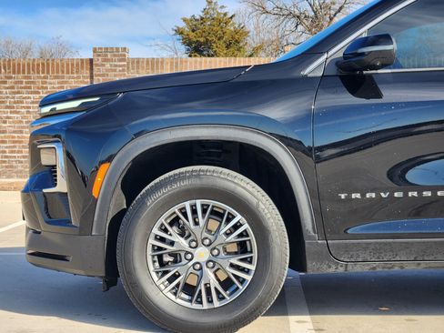 Used 2024 Chevrolet Traverse LT image 11