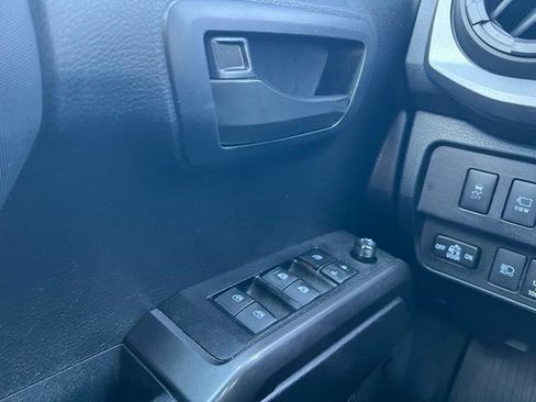 Used 2020 Toyota Tacoma TRD Off-Road w/ TRD Premium Off Road Package AWD/4WD image 18
