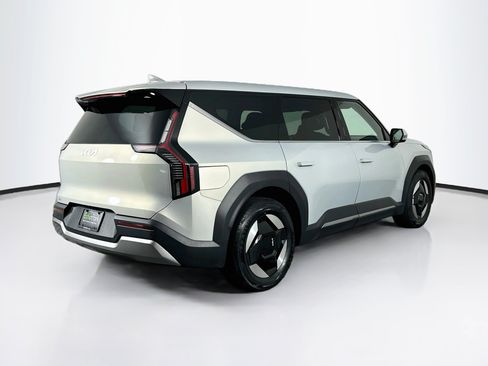 Used 2024 Kia EV9 Light Long Range RWD image 9